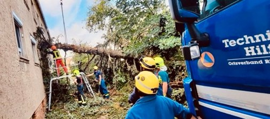 Gemeinsam mit der Feuerwehr beteiligte sich das THW Riesa an den Aufräumarbeiten nach dem Unwetter in Gröditz. Besonders der Ladekran war gefragt.